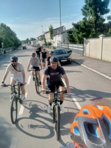 SchülerInnen auf dem Fahrrad unterwegs zum Waschberg.