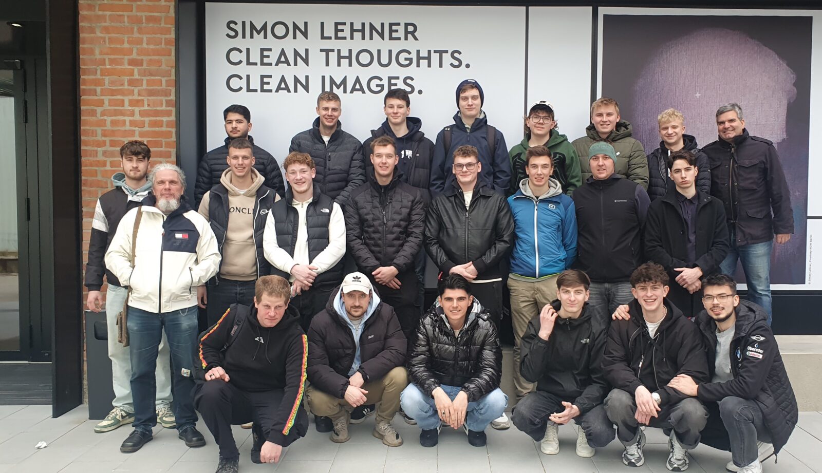 Schüler der 4ETL3 vor dem Foto Arsenal Wien