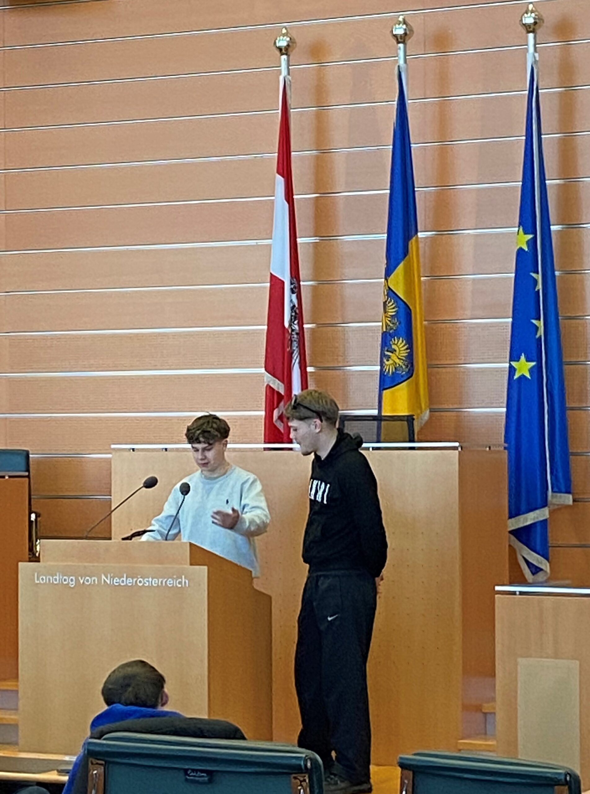 Zwei Schüler der LBS Stockerau am Podium des NÖ Landtages