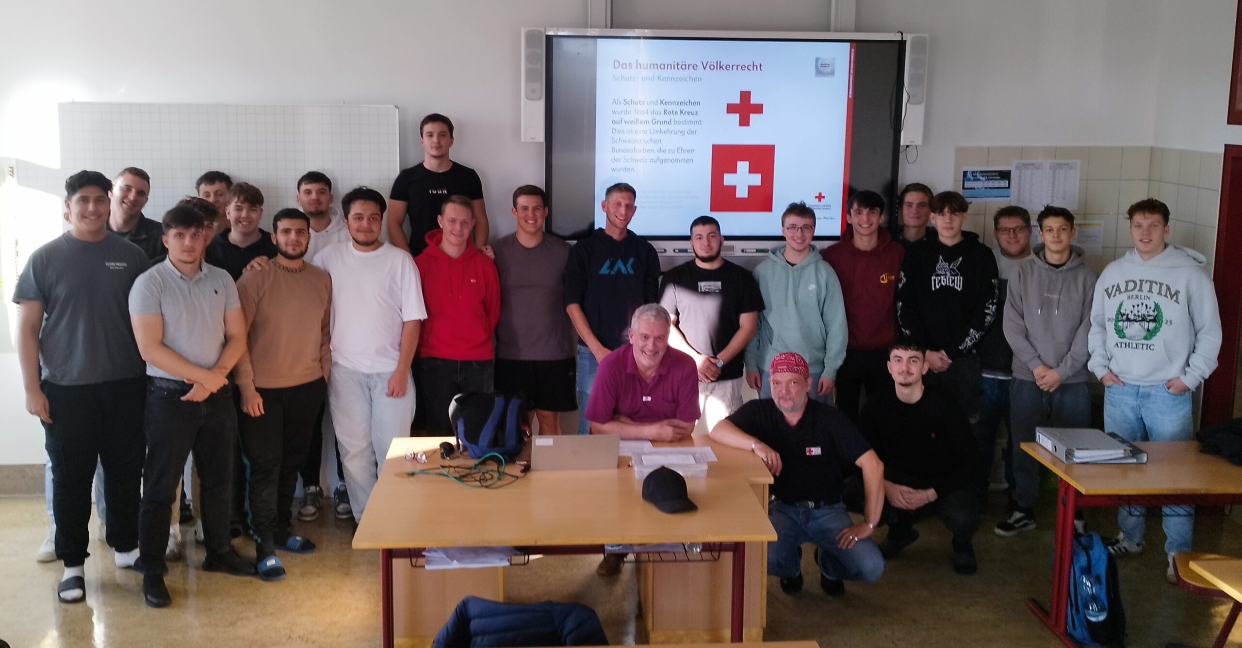 Schüler der LBS Stockerau bei einem Workshop zum Thema Humanitäres Völkerrecht