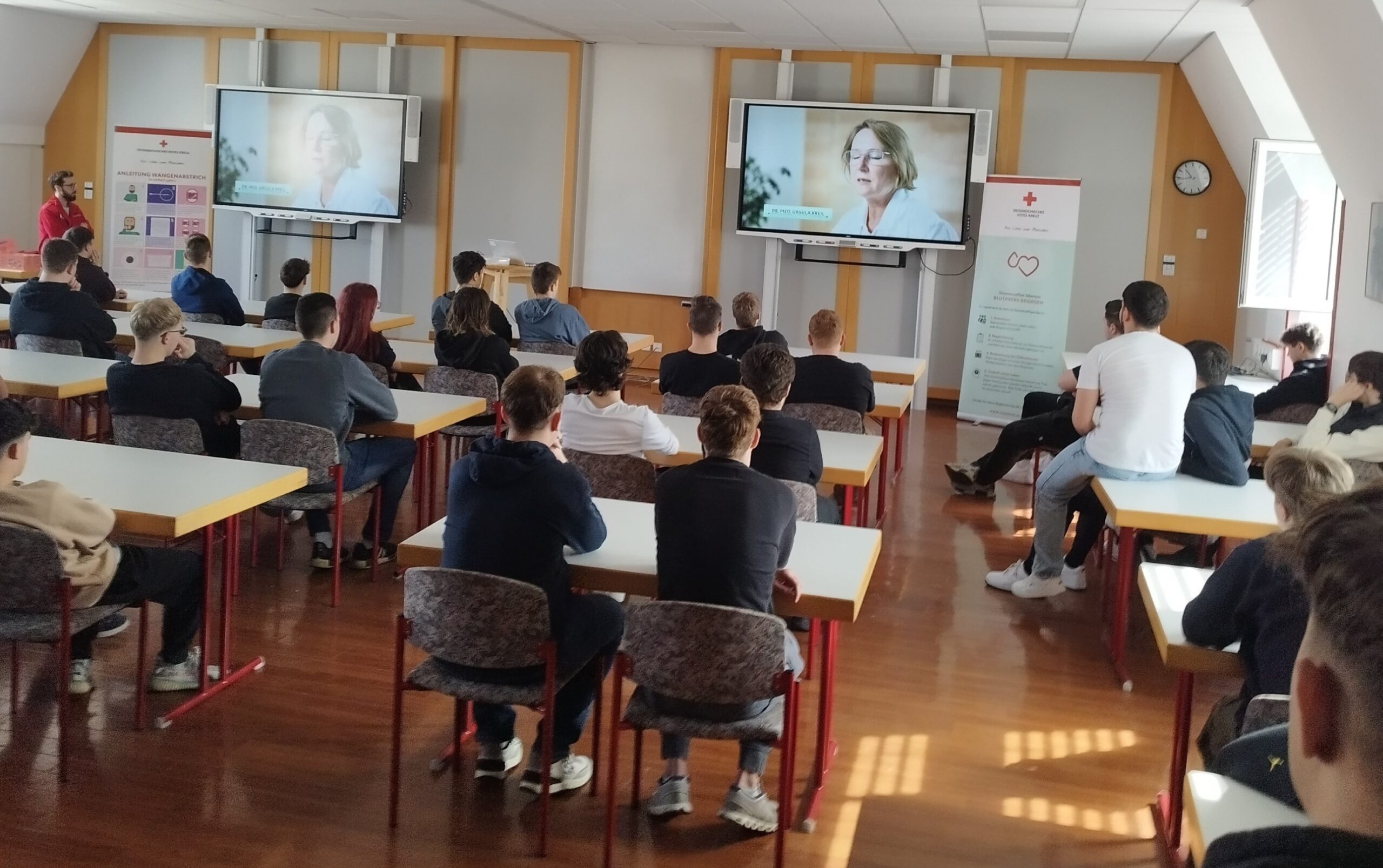 Schüler:innen der LBS Stockerau beim Vortrag zum Thema Stammzellenspende