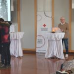 Religionslehrer Martin Aigner mit Schülern der LBS Stockerau