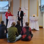 Direktor Helmut Blamauer und GSD Direktor Hannes Buxbaum mit Schülern der LBS Stockerau