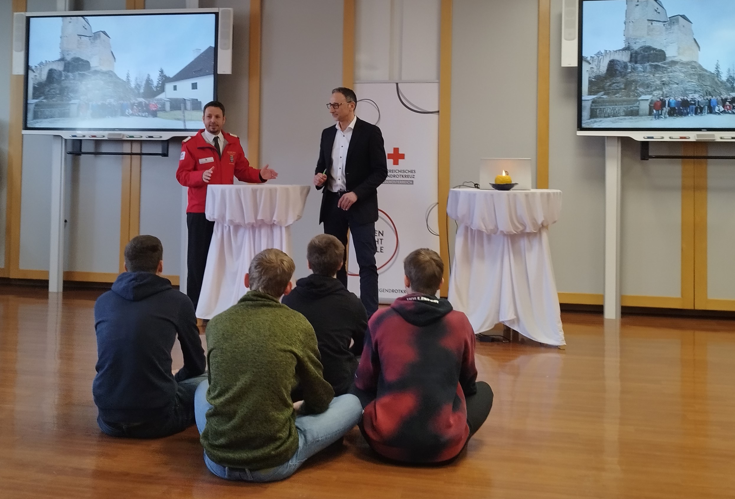 Direktor Helmut Blamauer und GSD Direktor Hannes Buxbaum mit Schülern der LBS Stockerau