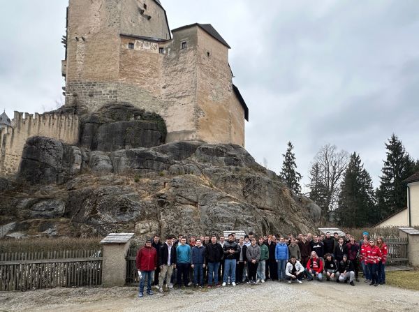 Die Klassen 3ET8 + 3ET9 vor der Kinderburg Rapottenstein