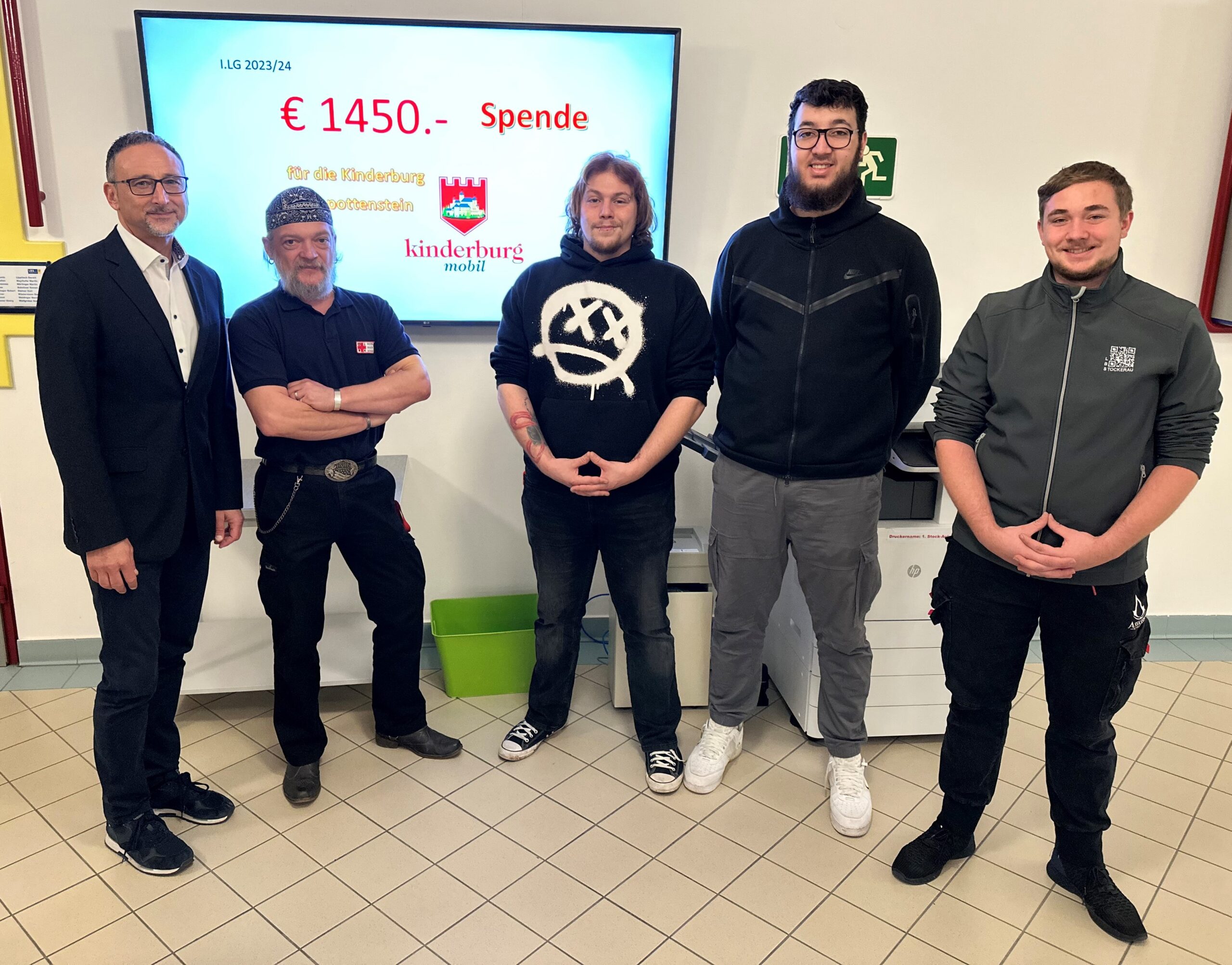 Auch in diesem Lehrgang freuen sich die Schüler der LBS Stockerau, Direktor Blamauer und Fachlehrer Jexenflicker über die gesammelten Spenden für das Projekt Kinderburg Rappottenstein