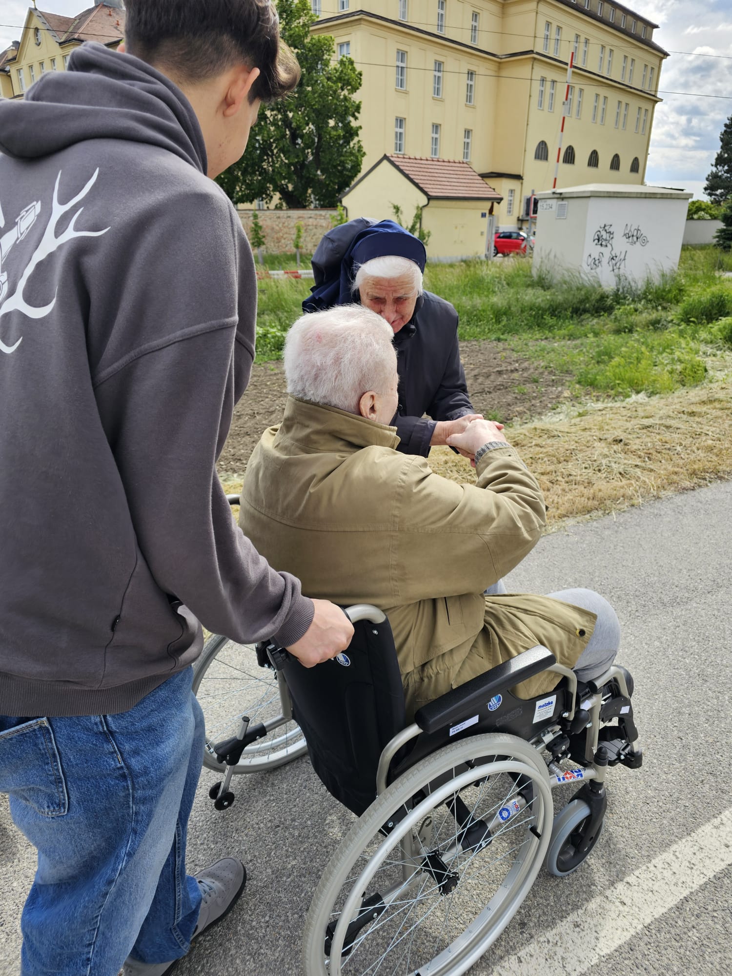 Schüler der 1ET15 bei einem Ausflug mit einem Bewohner des Seniorenheims