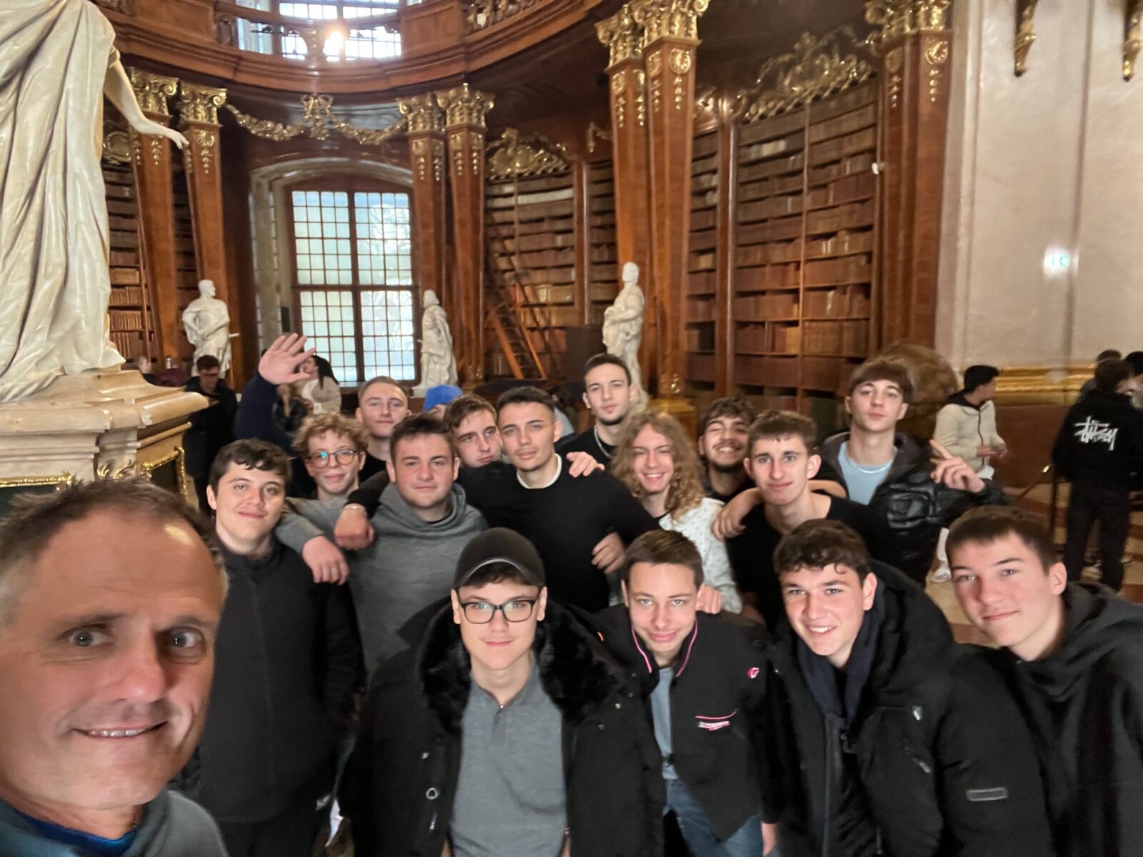 Schüler der 1ET1 und ihr Lehrer zu Besuch in der Nationalbibliothek