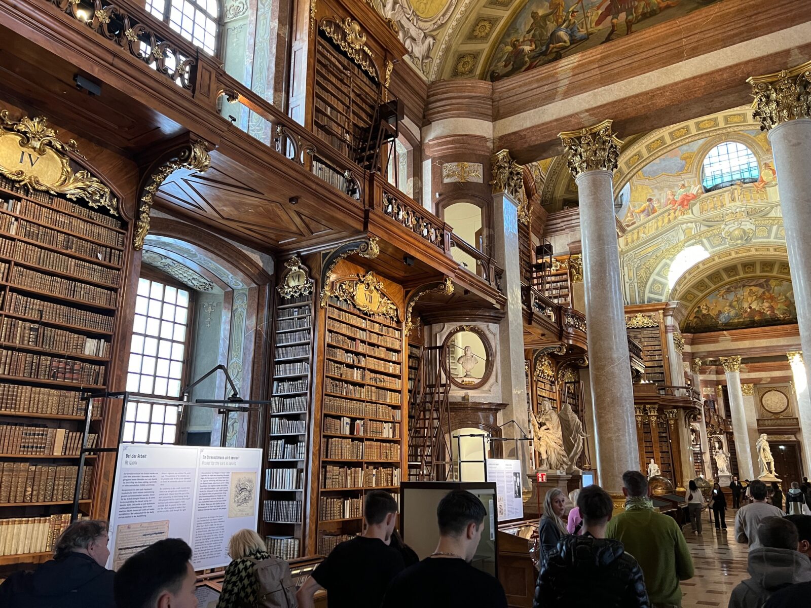 Schüler der 1ET1 und ihr Lehrer zu Besuch in der Nationalbibliothek