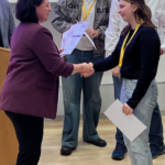 Emely Steiner (Klasse 2ET12) bei der Urkundenverleihung