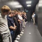 Schüler:Innen der 3ET8 im Verneblungsgang bei der Firma DIN