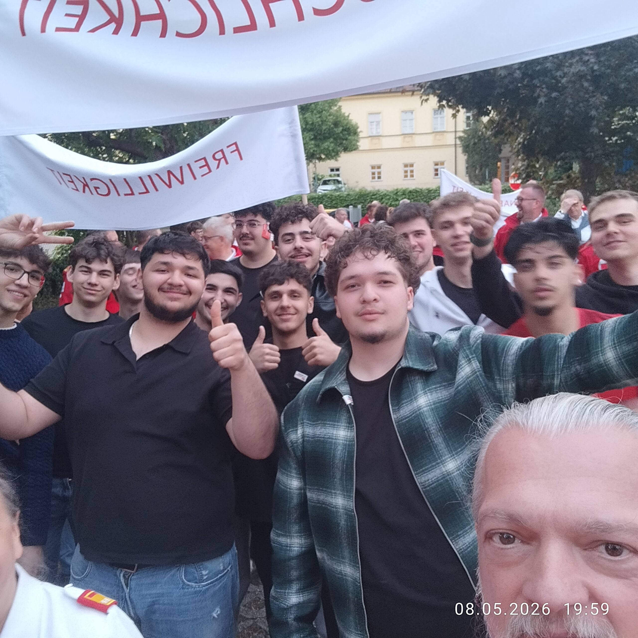 Schüler der dritten Klassen am Weltrotkreuztag beim Fackelzug in Tulln