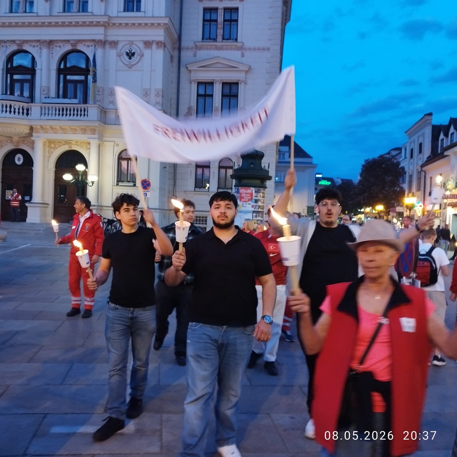Wir waren dabei …. beim Fackelzug in Tulln am Weltrotkreuztag