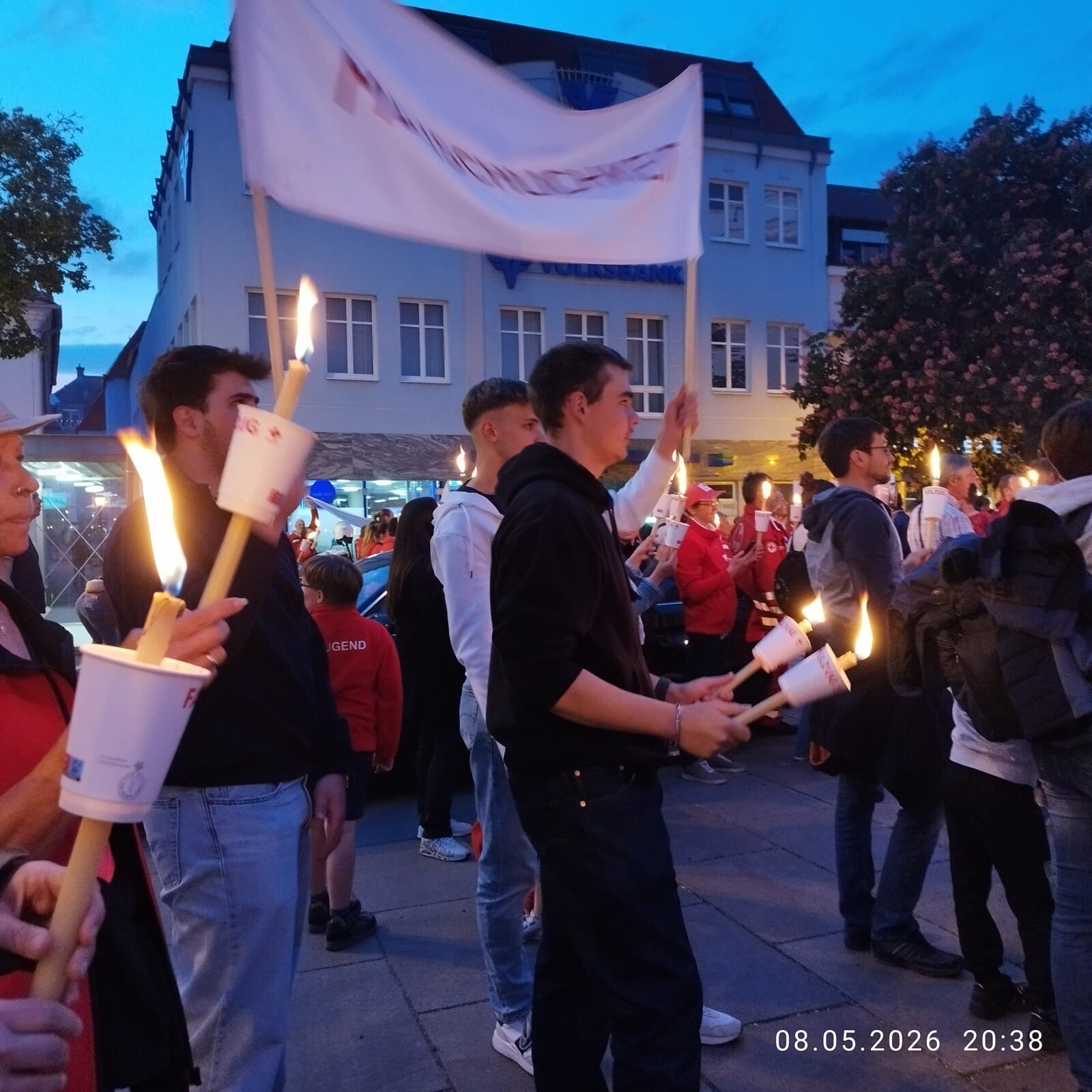 Wir waren dabei …. beim Fackelzug in Tulln am Weltrotkreuztag